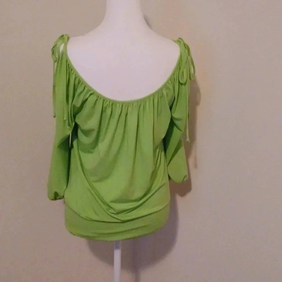 🌺Nice green color top with cold sholder sleeves - Picture 5 of 8